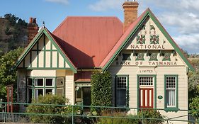 Derby Bank House- Heritage Listed Two Bedroom Old School B&B Suite Or A Self Contained Cabin